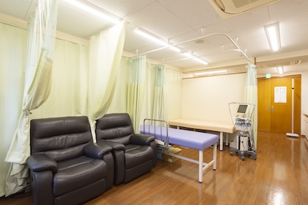 点滴や処置に対応した専用設備